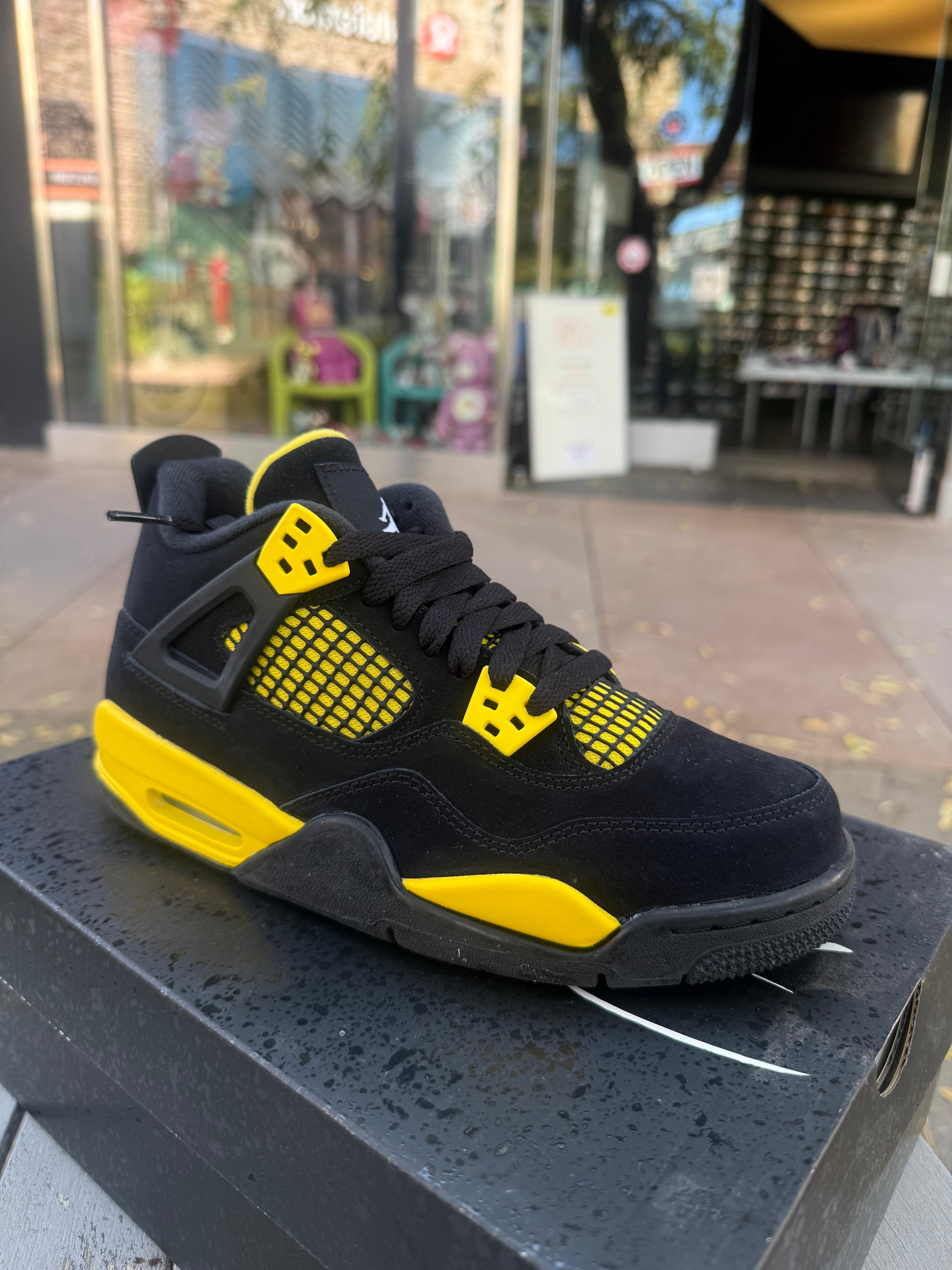 Jordan 4 thunder