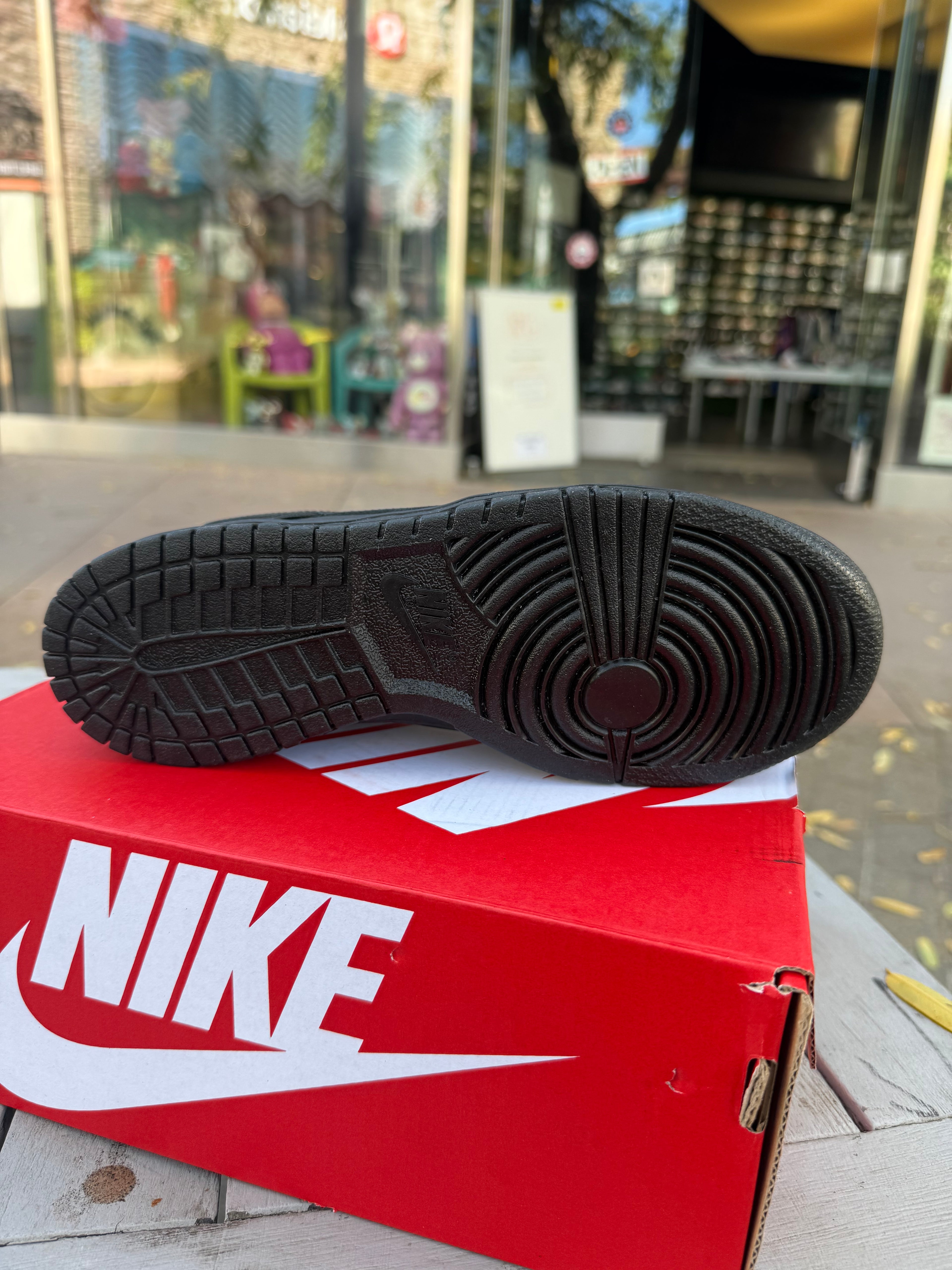Dunk low triple black