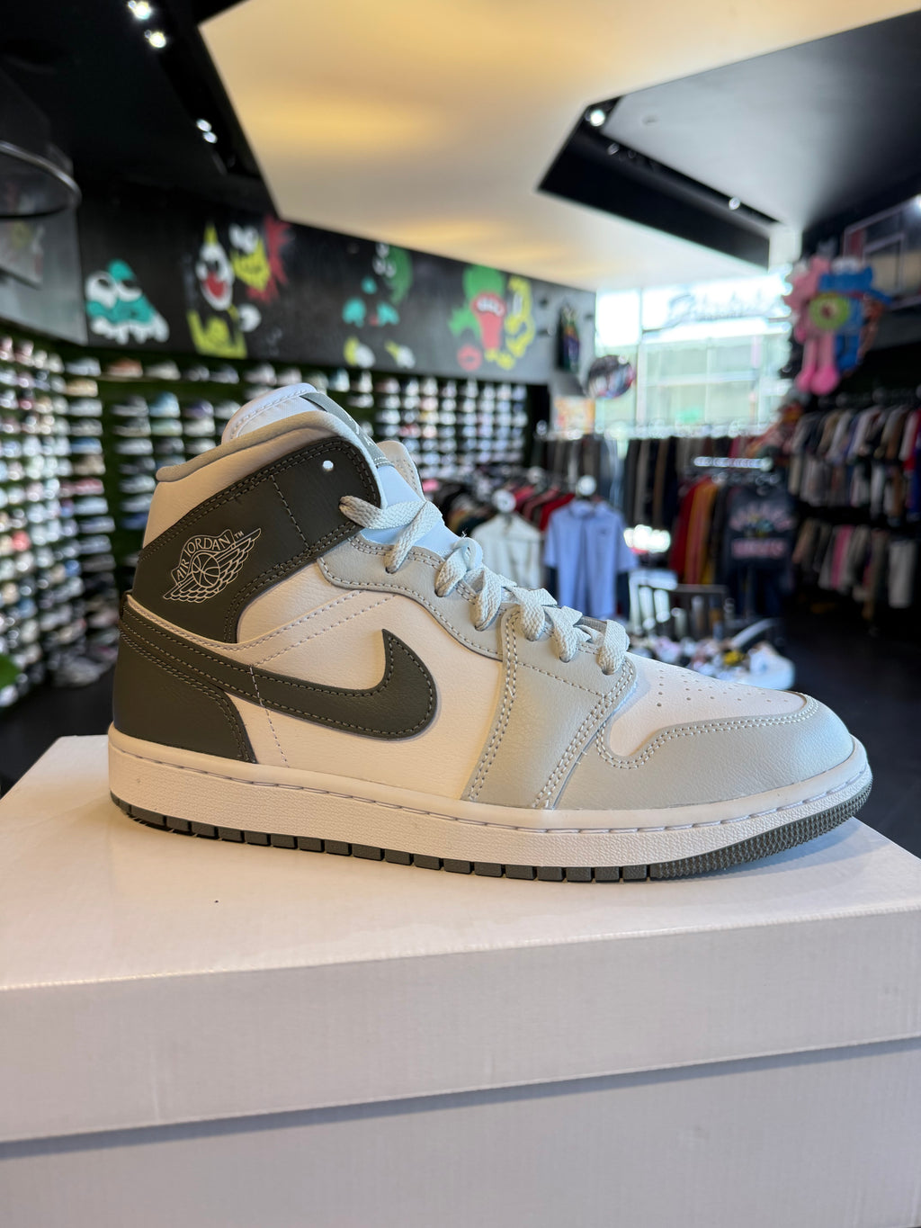 Jordan 1 mid smoke grey