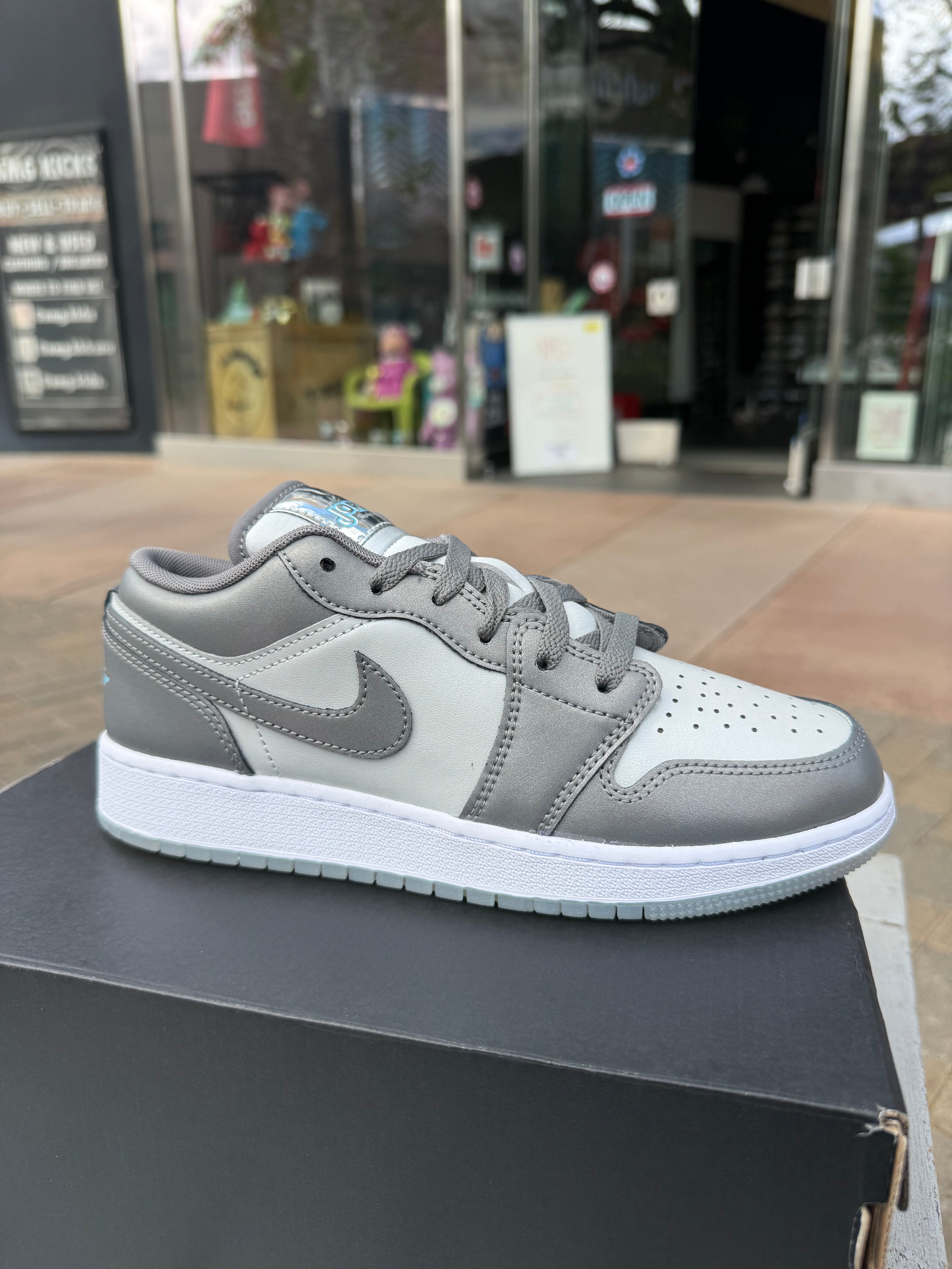 Jordan 1 low flat inspired by greatness