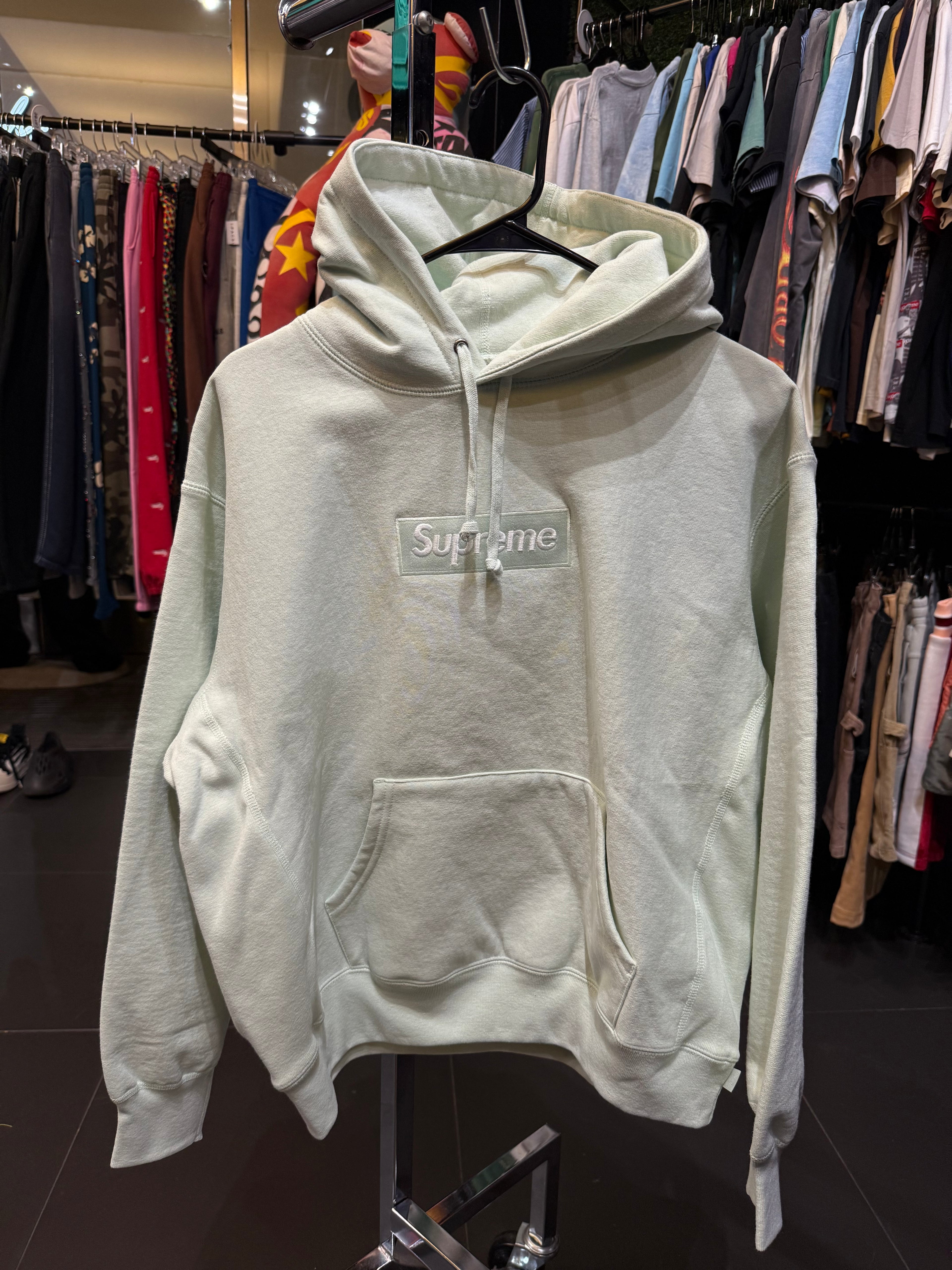 Supreme mint box logo