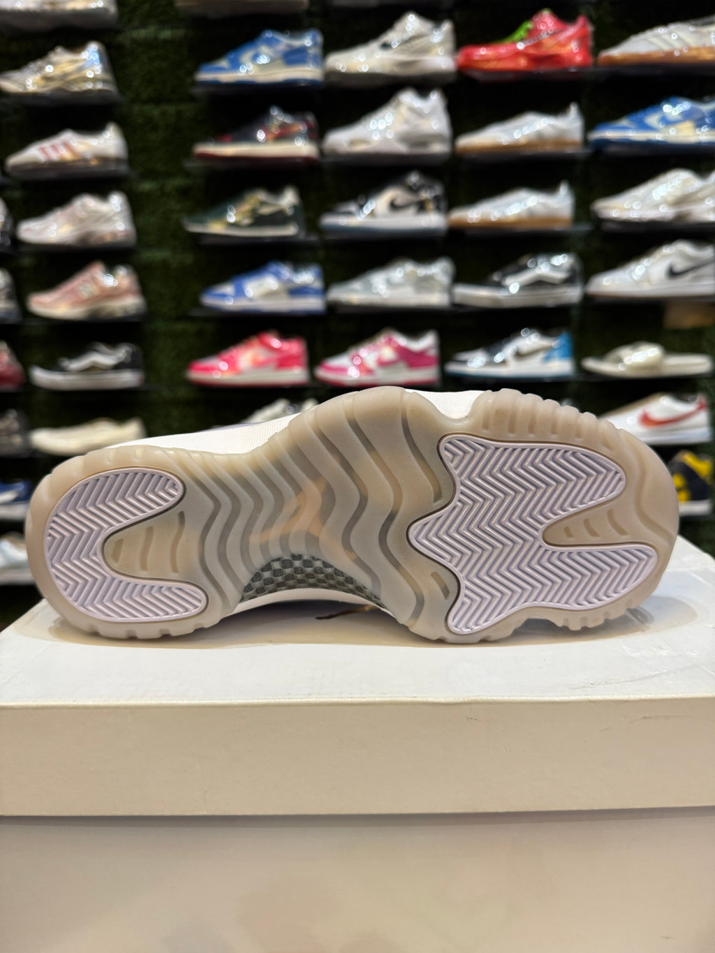 Jordan 11 low violet