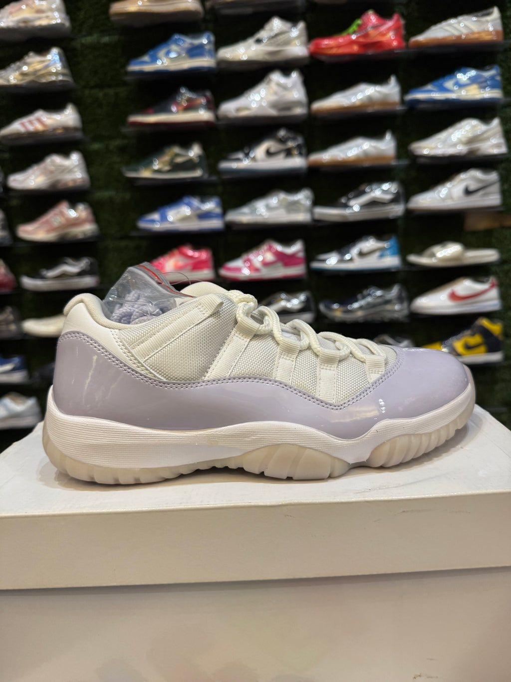 Jordan 11 low violet