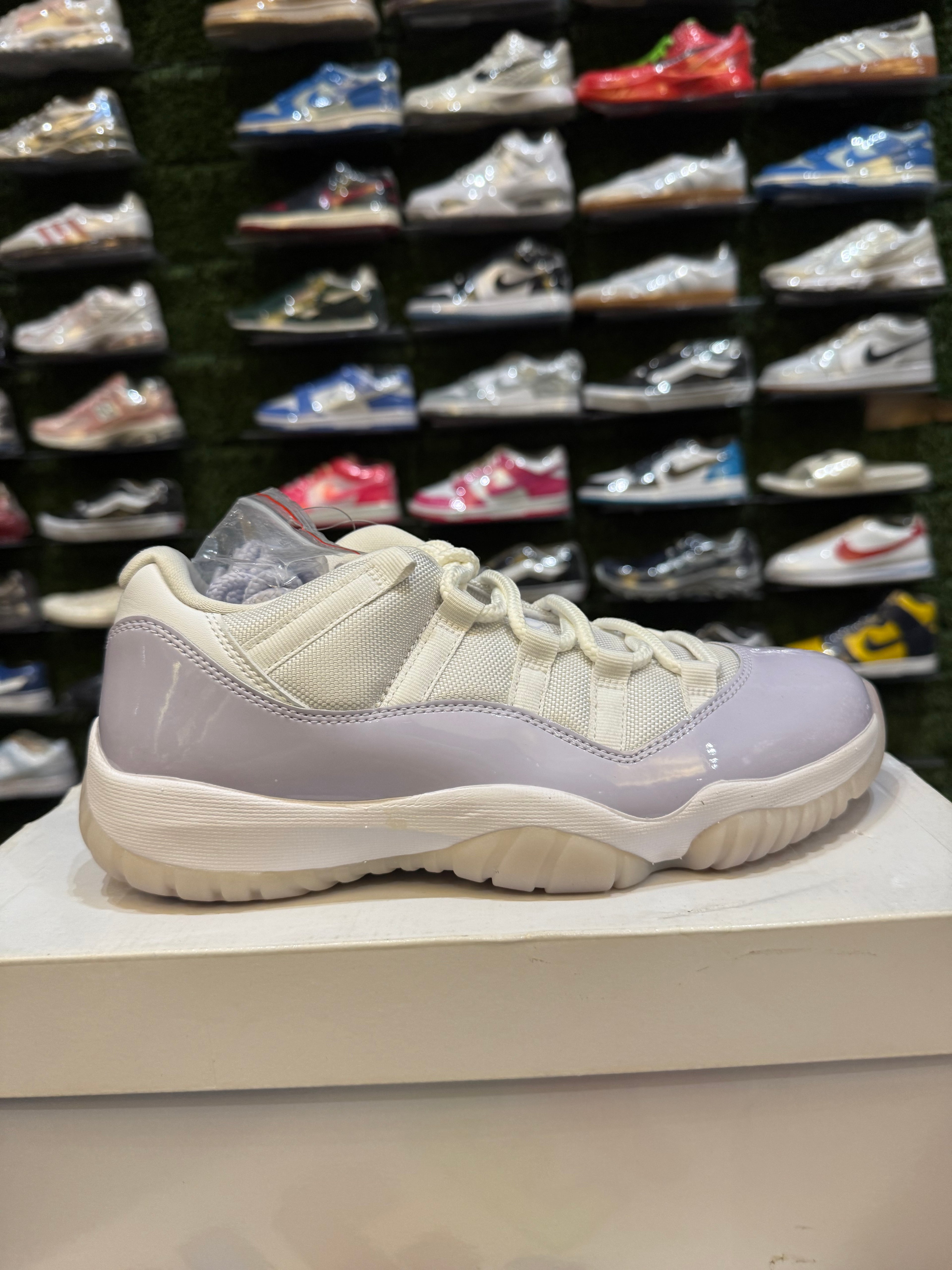 Jordan 11 low violet