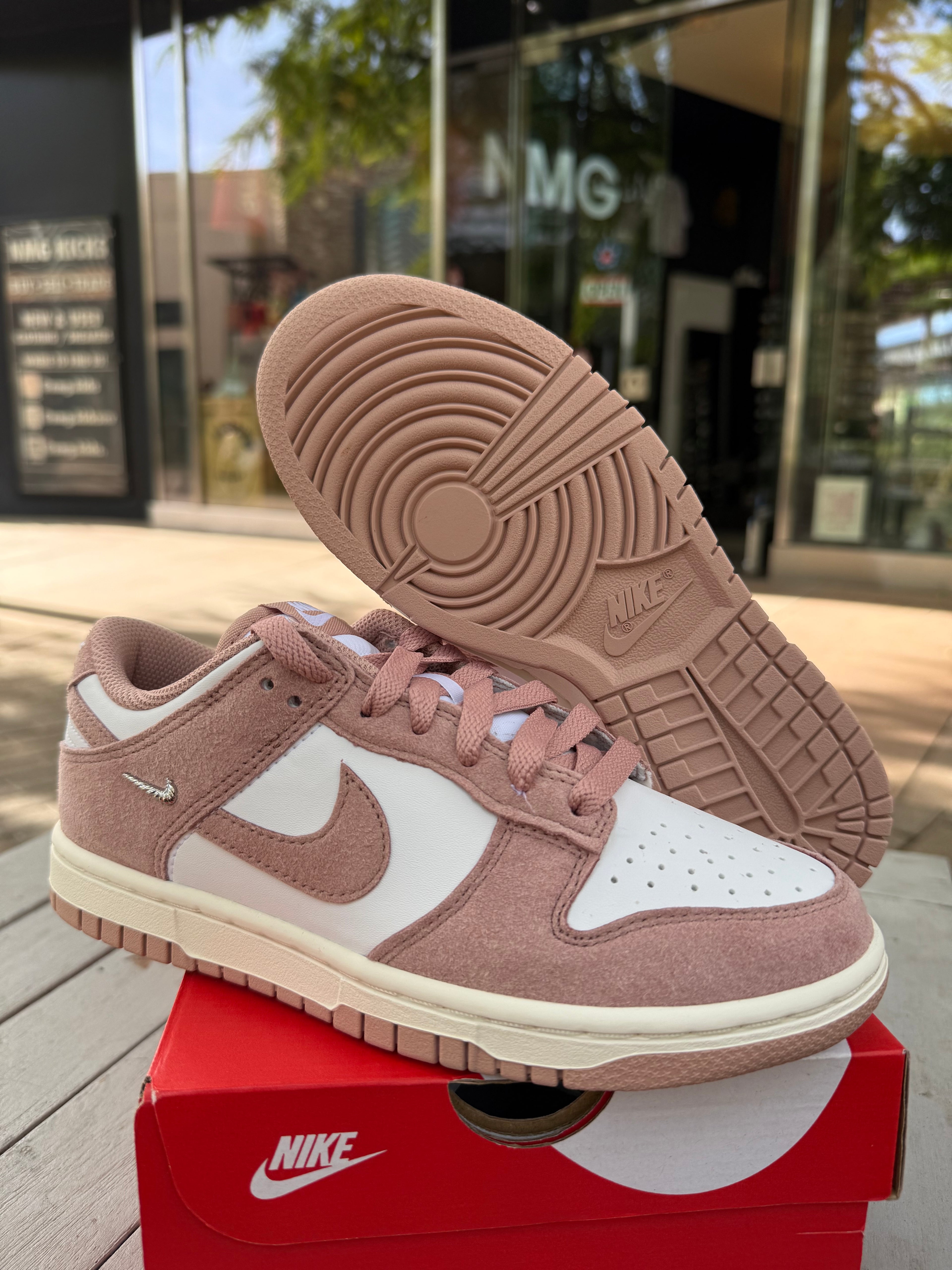 Dunk low pink sail