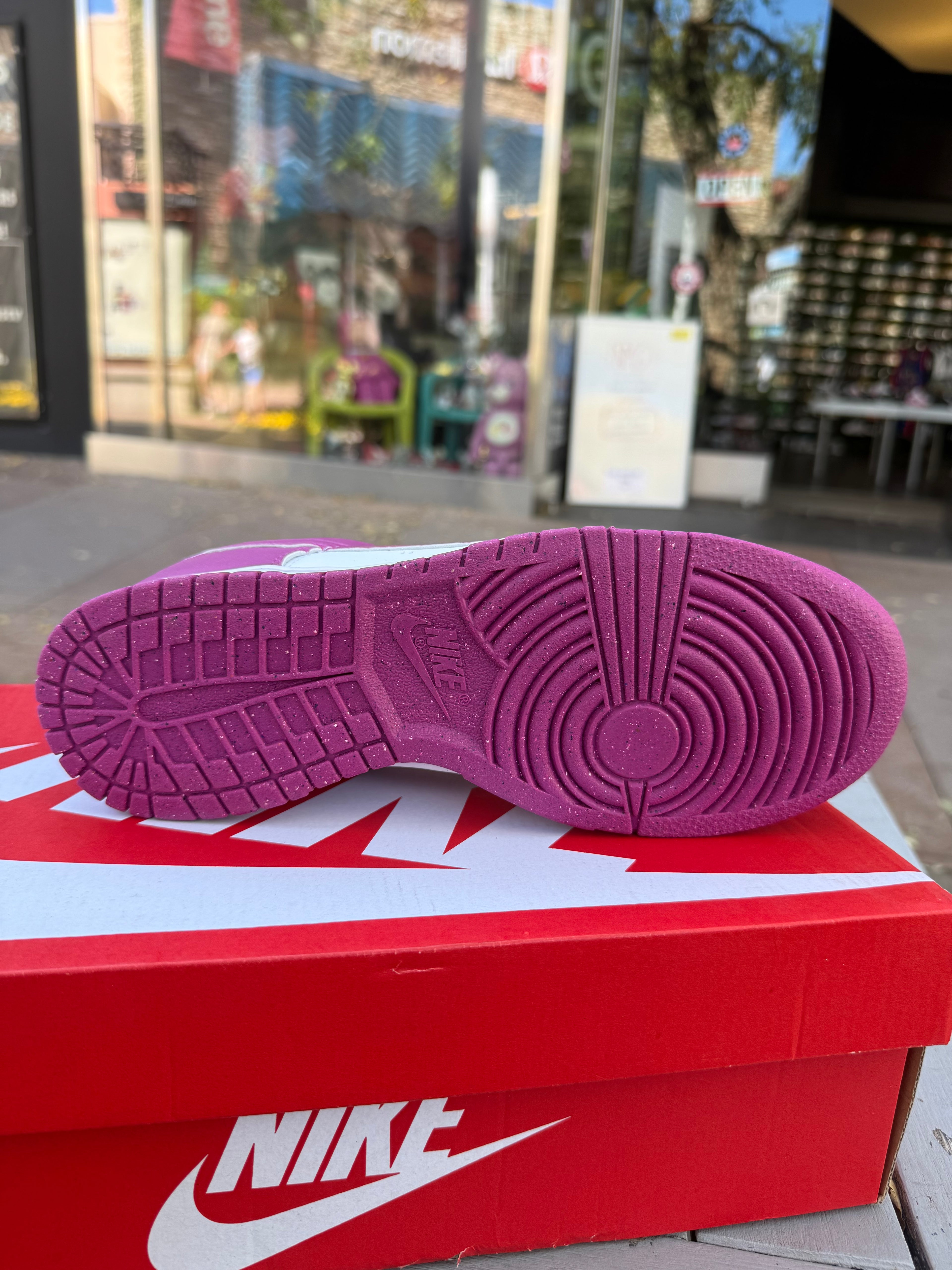 Dunk is hot Fushia